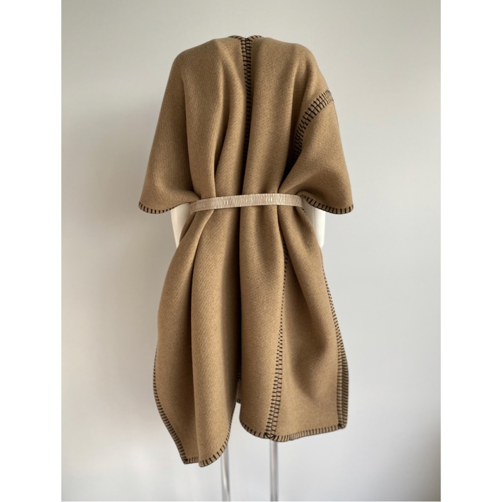 ❌SOLD❌ MONCLER
Wool-blend poncho
One size fits all With tan belt - Picture 8 of 11